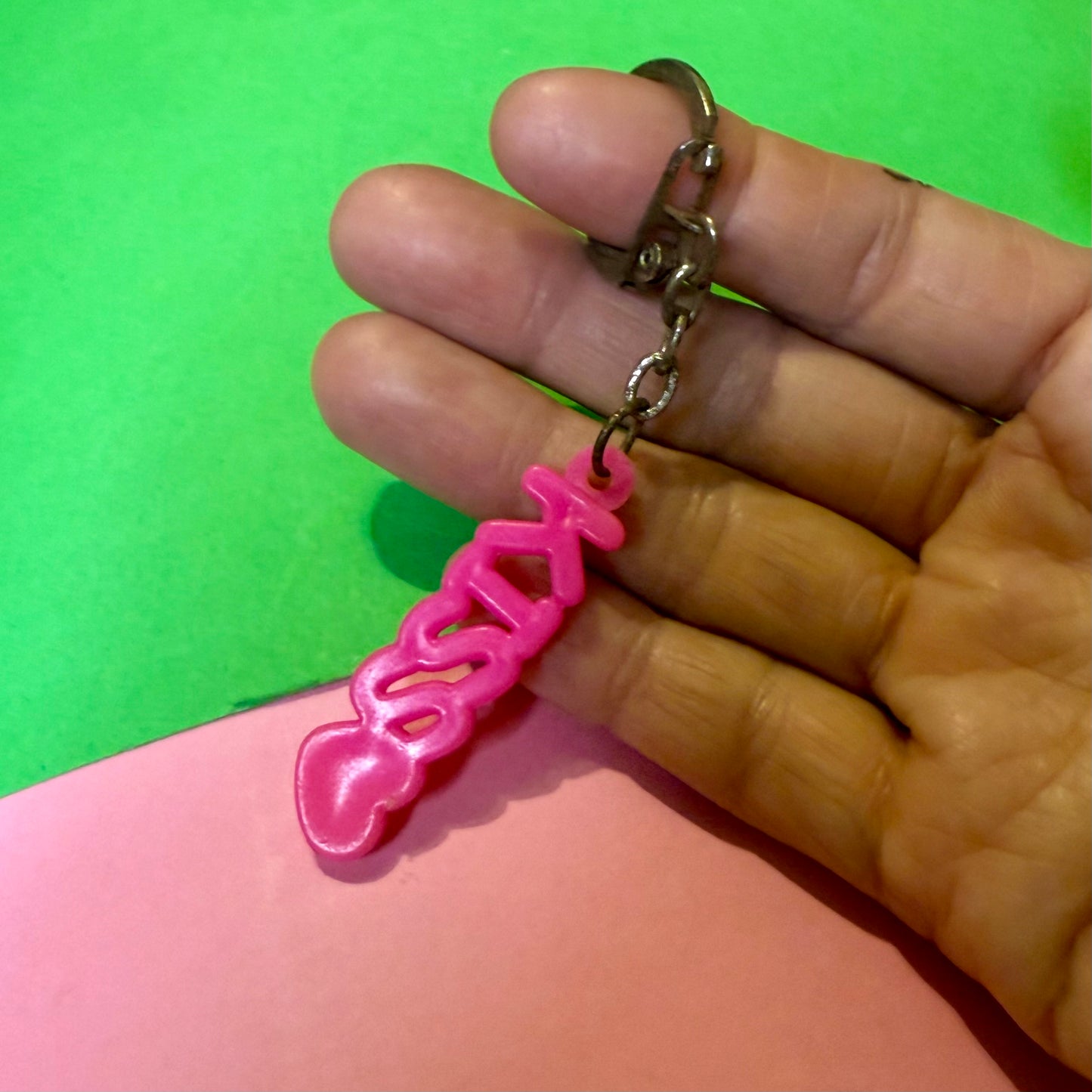 Retro plastic 80s kiss word keyring