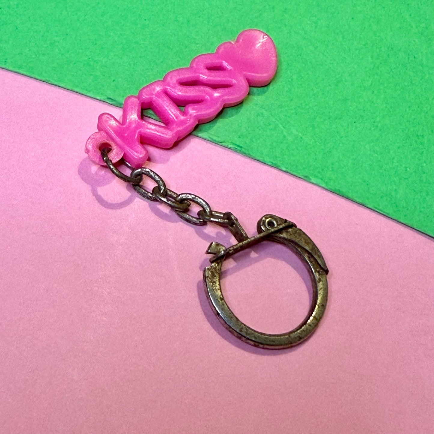 Retro plastic 80s kiss word keyring