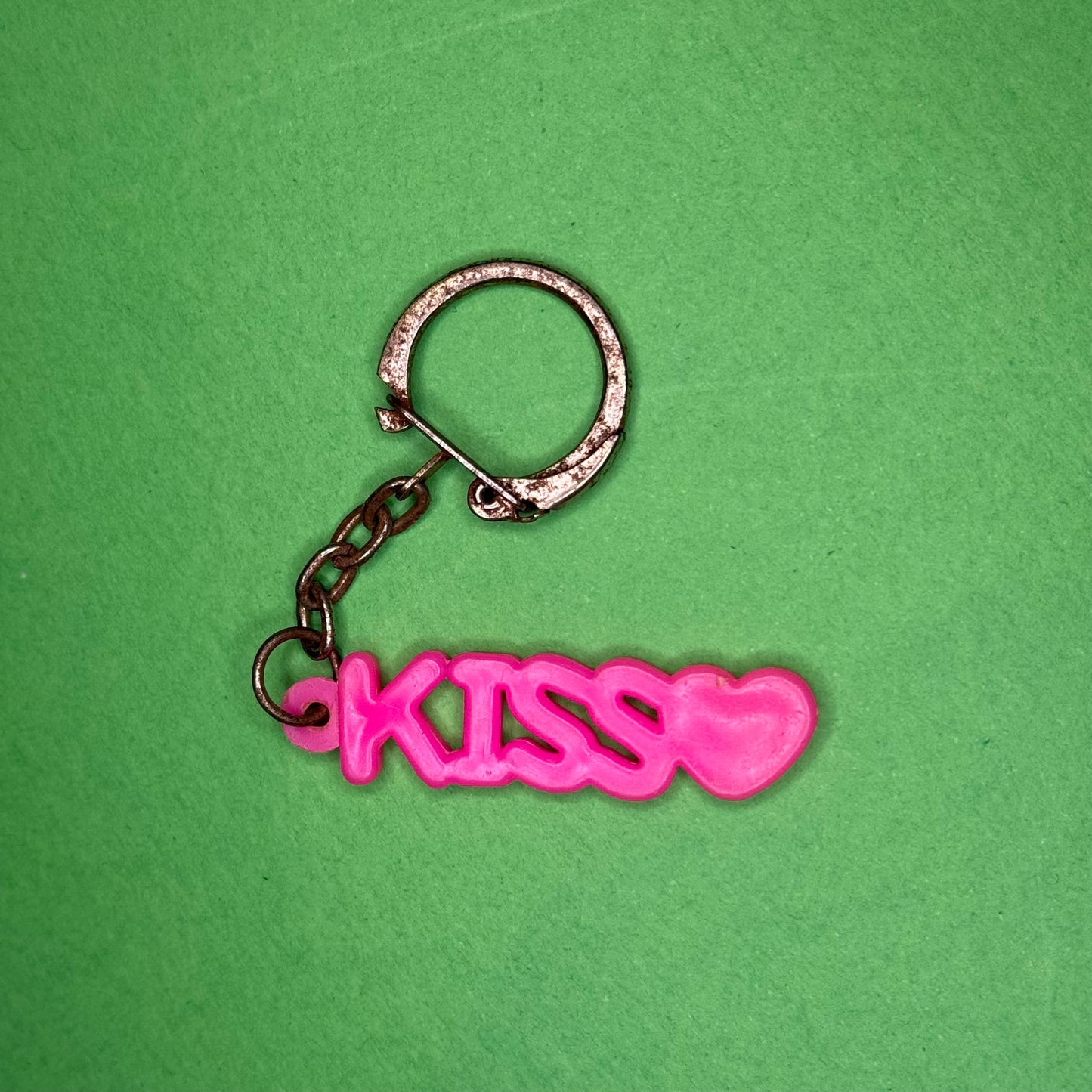Retro plastic 80s kiss word keyring