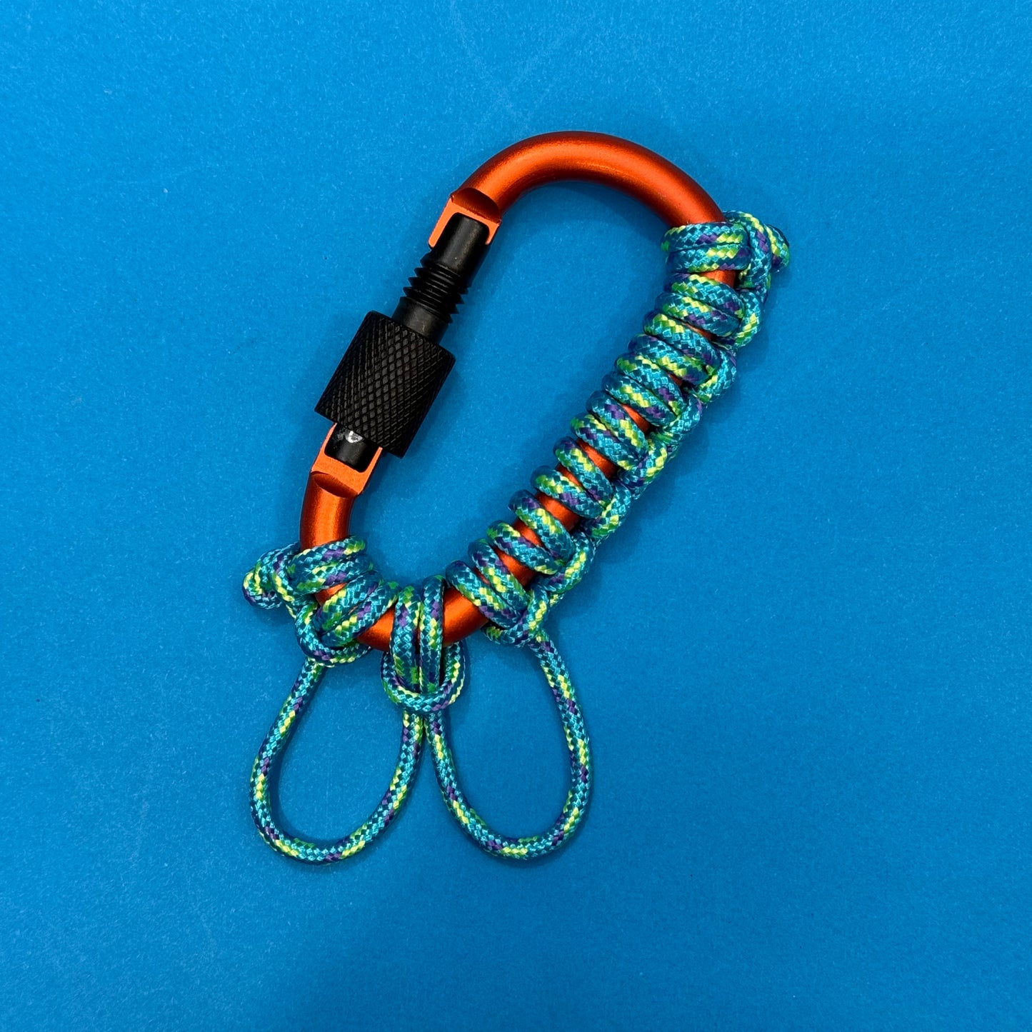 Paracord wrapped carabiner org-blue