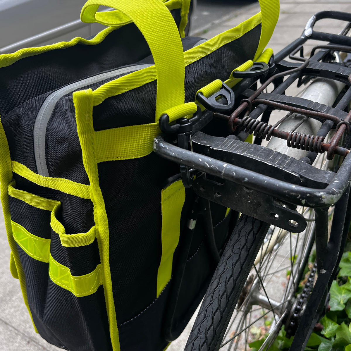 Neon market shopper pannier - Goodordering detail of bike pannier attachment method