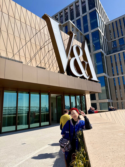 Goodordering in the V&A museum shop