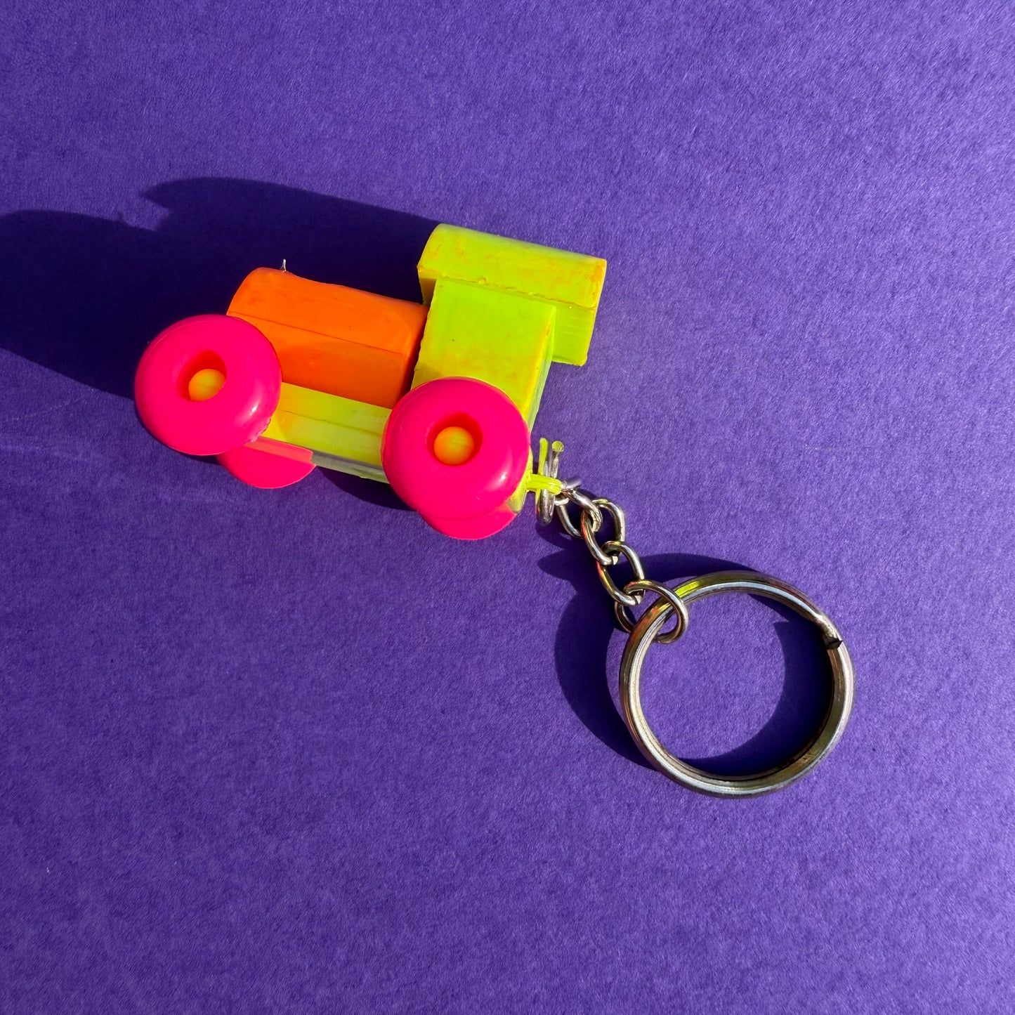 Neon vintage 80s small train keyring