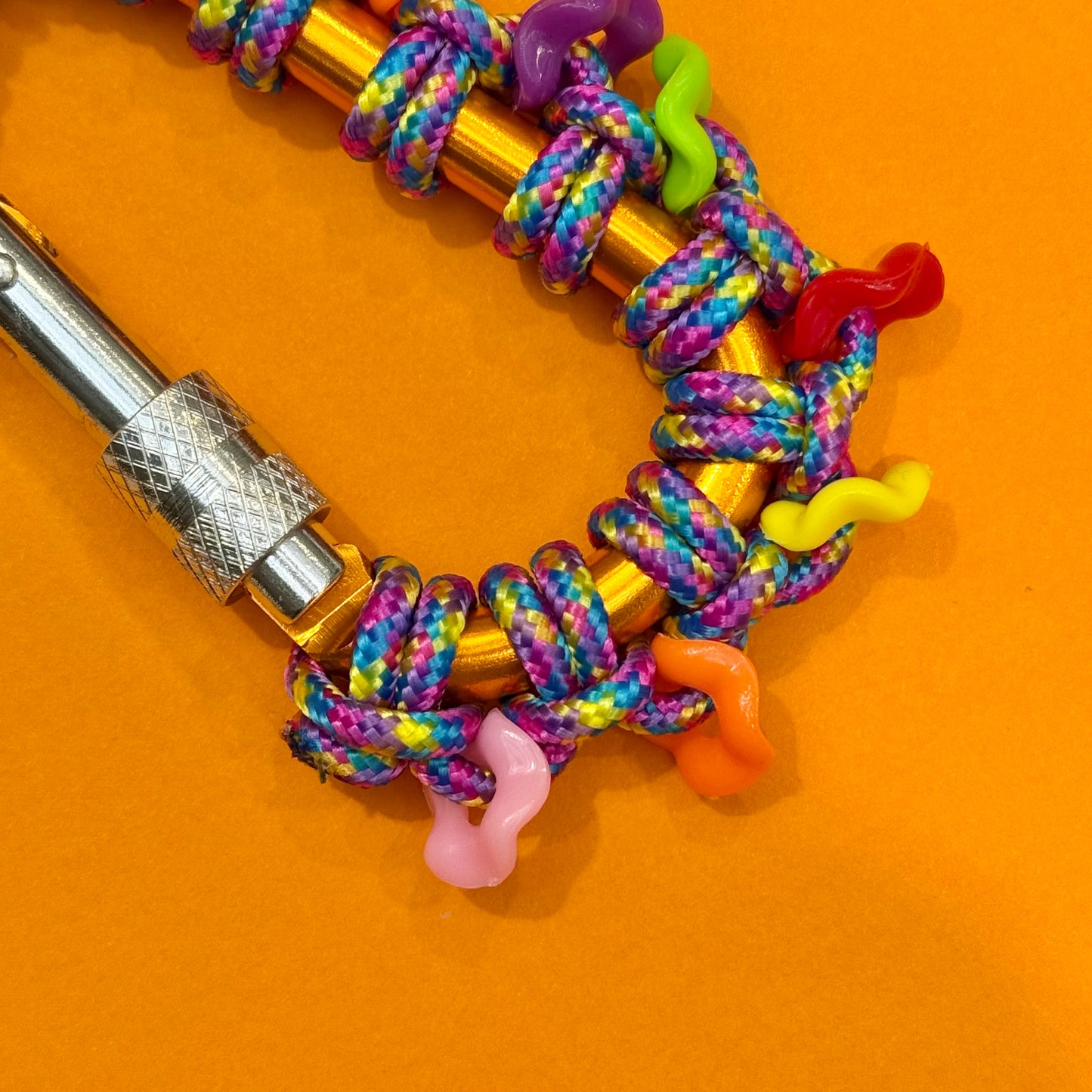 Paracord wrapped carabiner squiggle