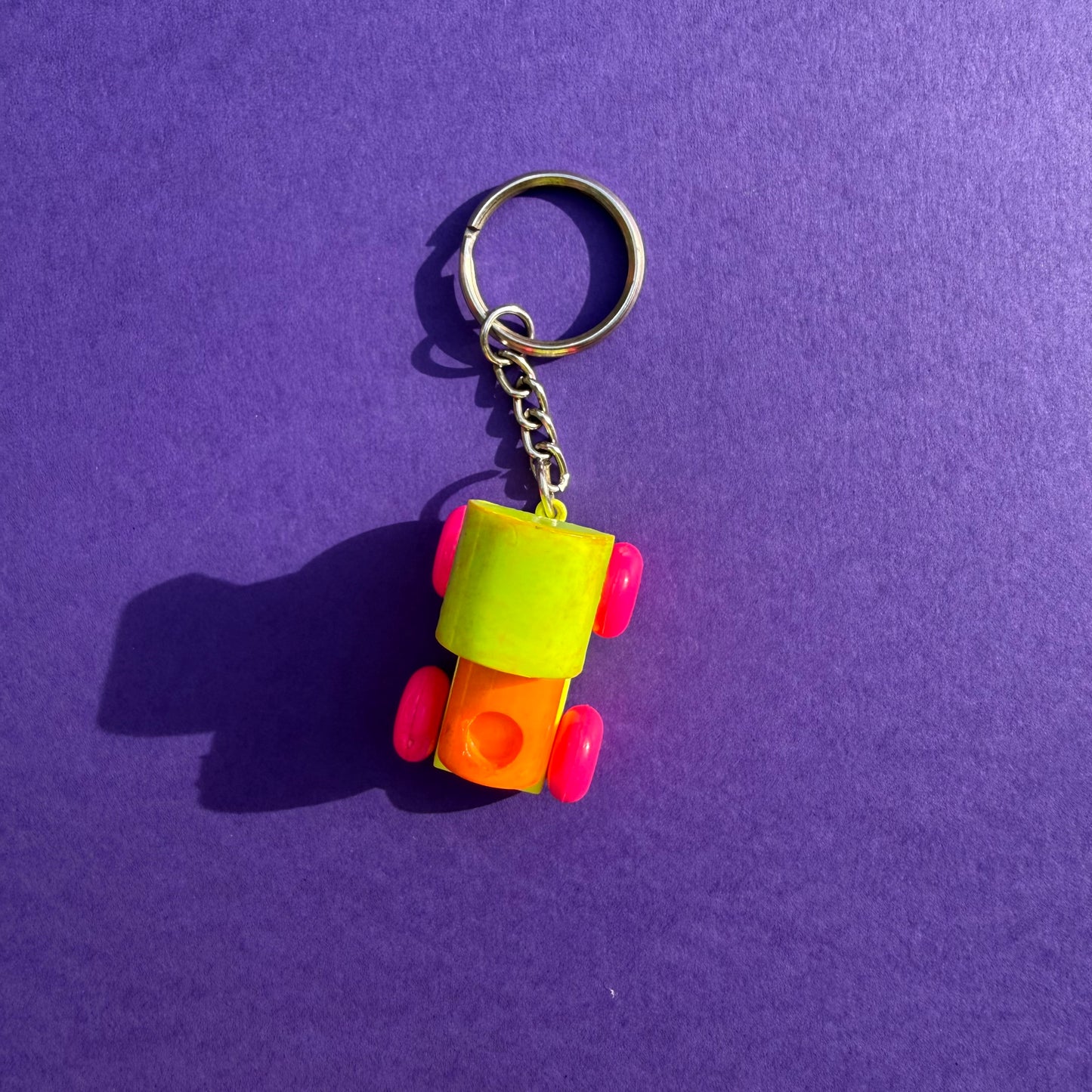 Neon vintage 80s small train keyring