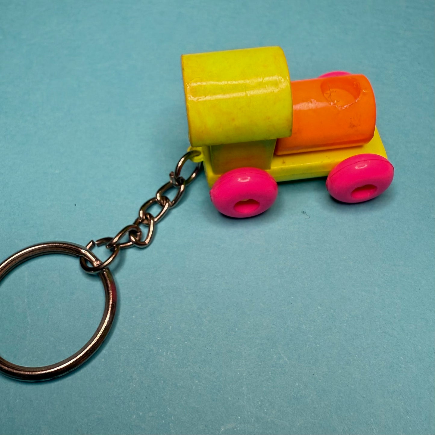 Neon vintage 80s small train keyring