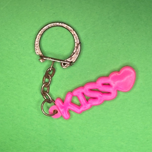 Retro plastic 80s kiss word keyring