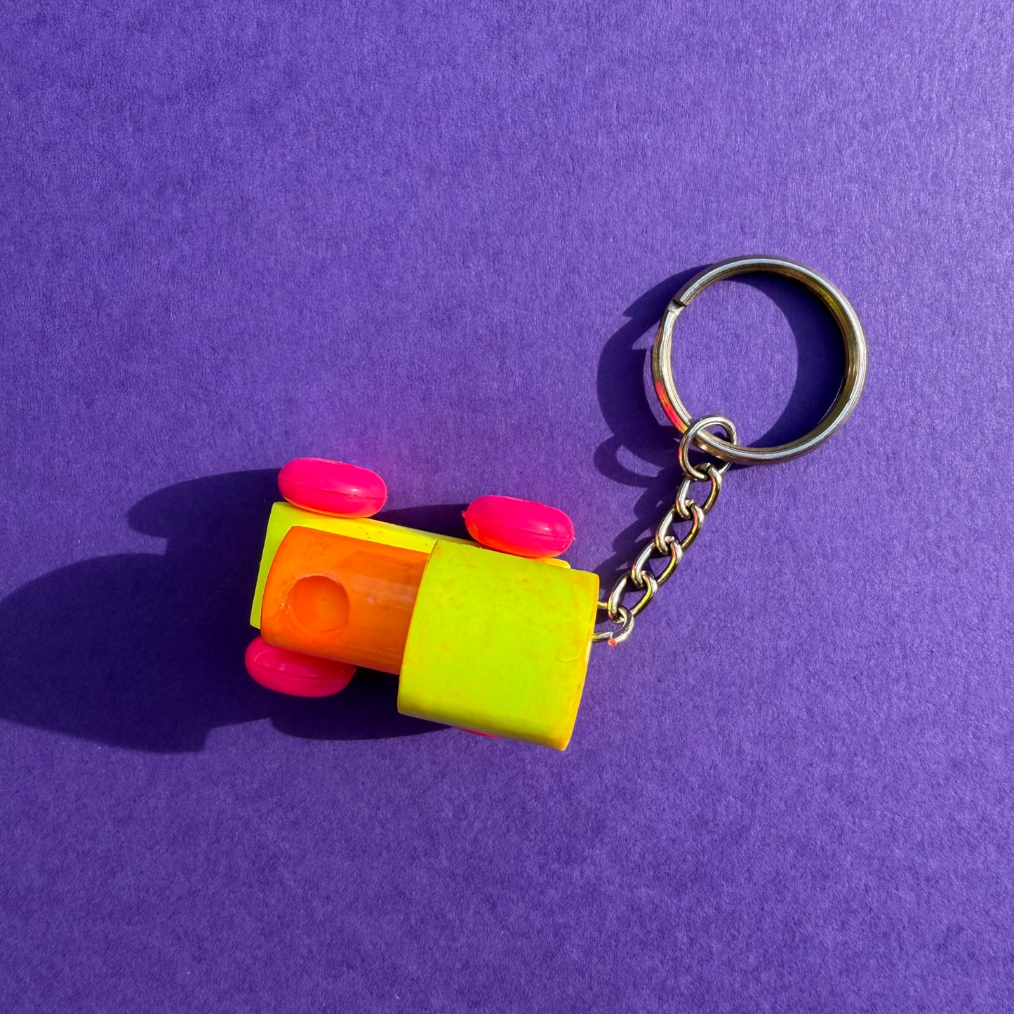 Neon vintage 80s small train keyring