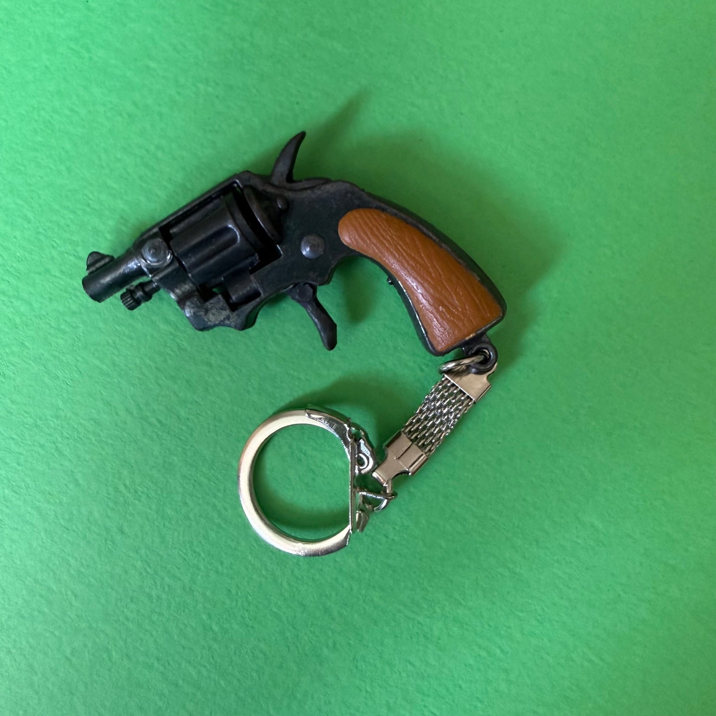 Set of vintage pistols keyrings