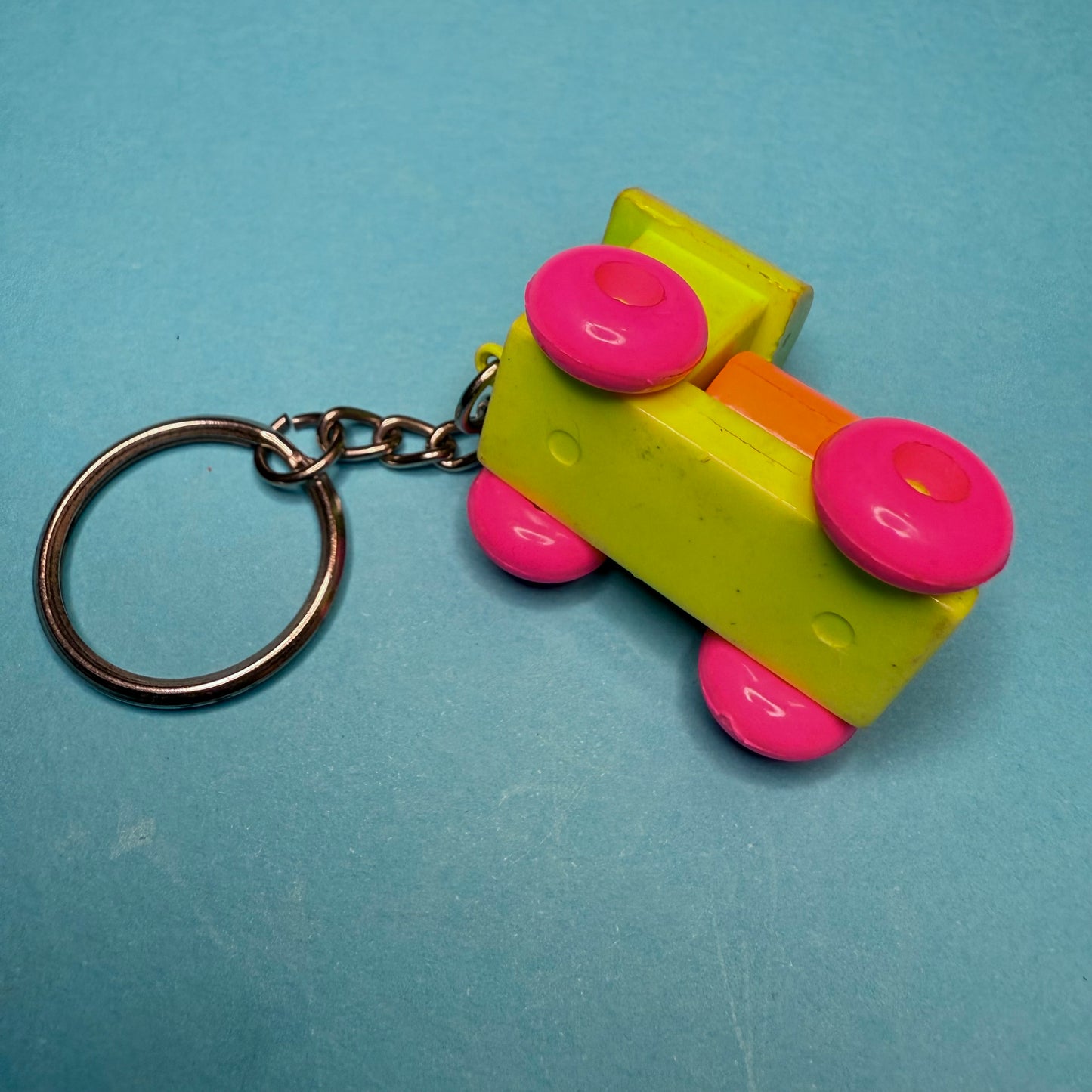 Neon vintage 80s small train keyring