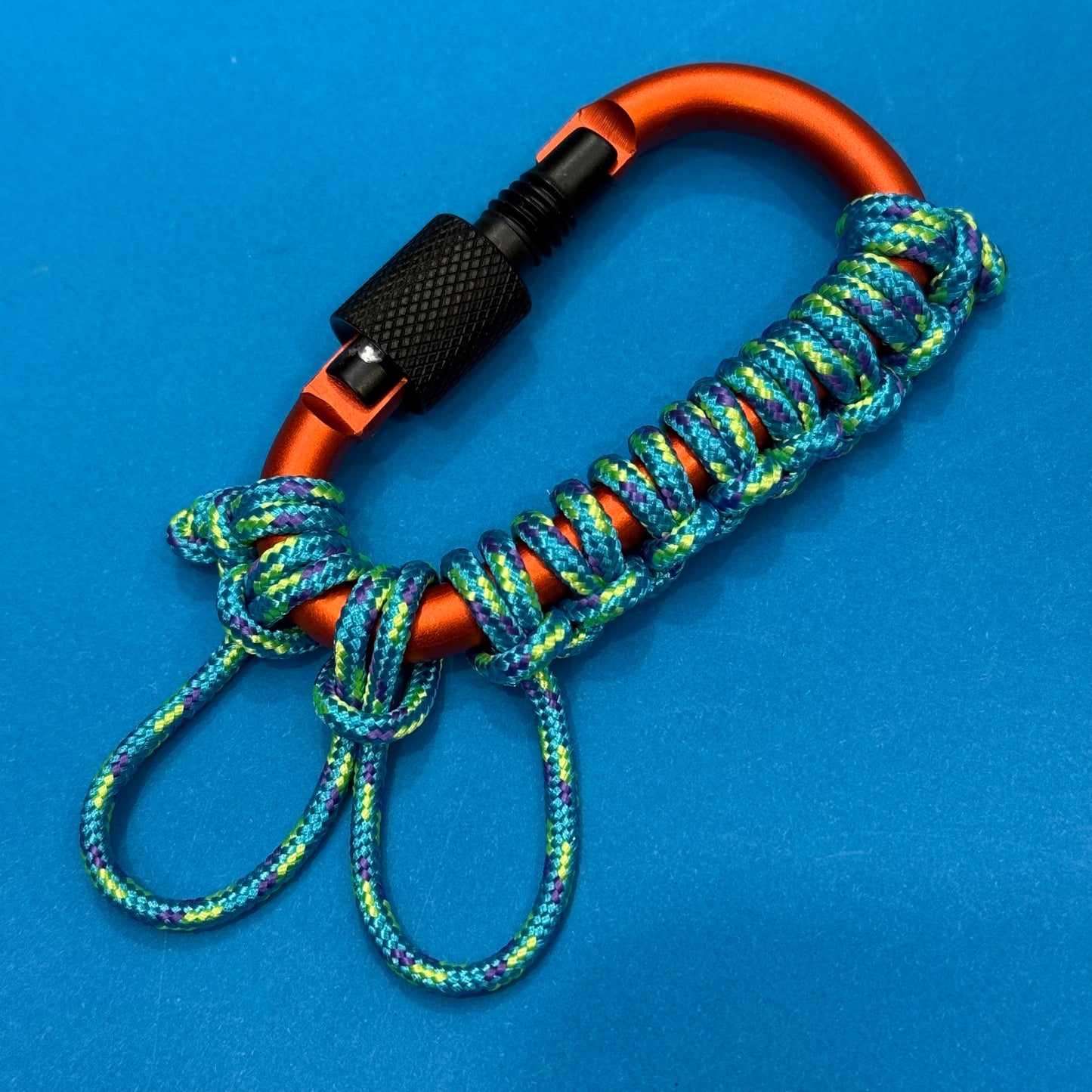 Paracord wrapped carabiner org-blue