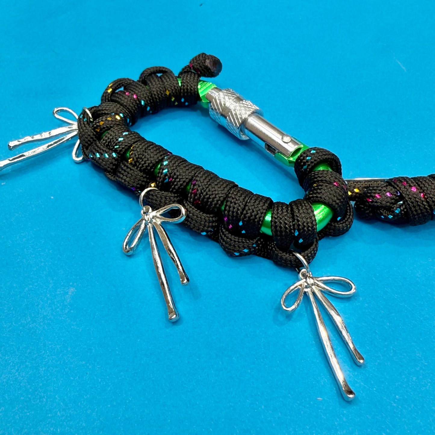Paracord wrapped carabiner bows