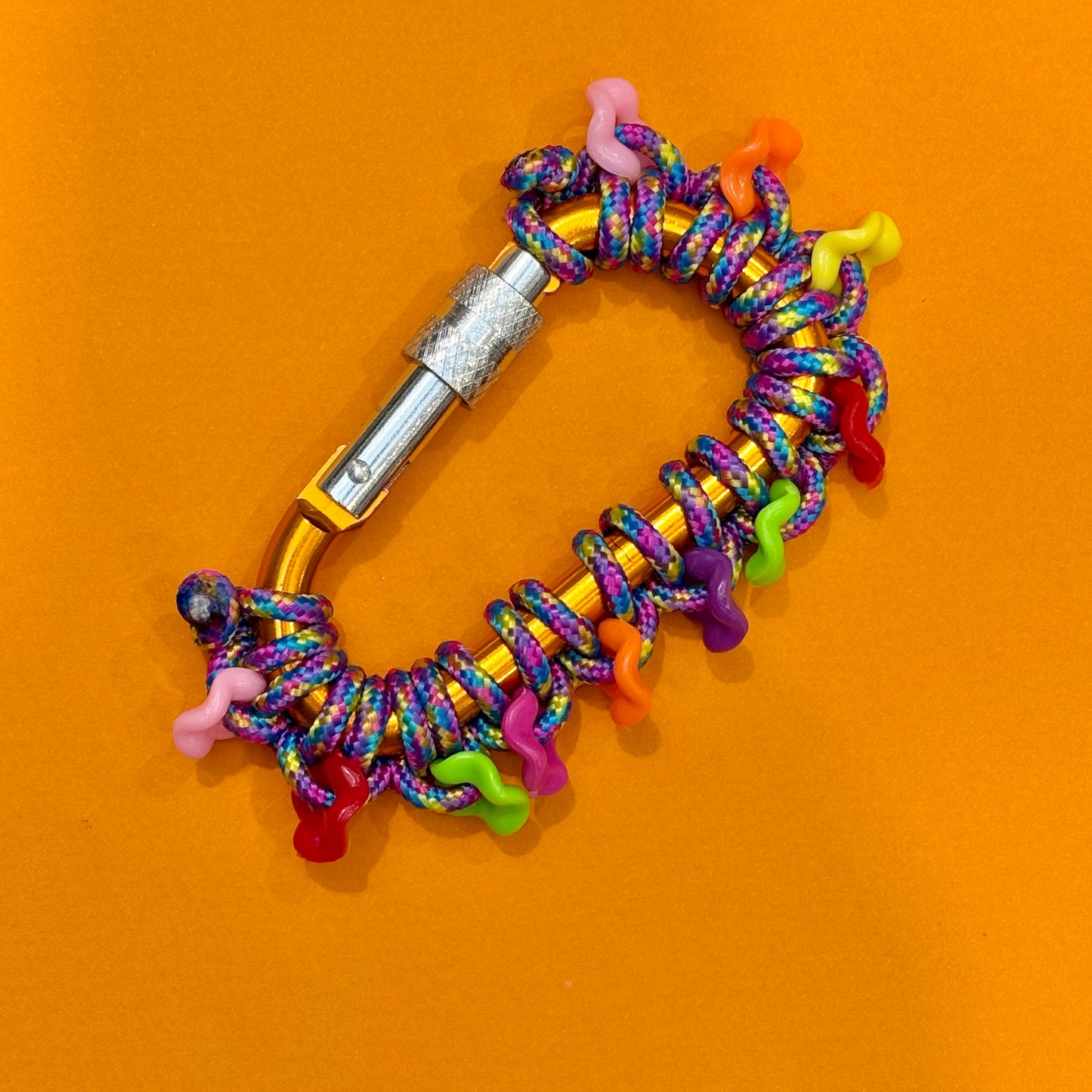 Paracord wrapped carabiner squiggle