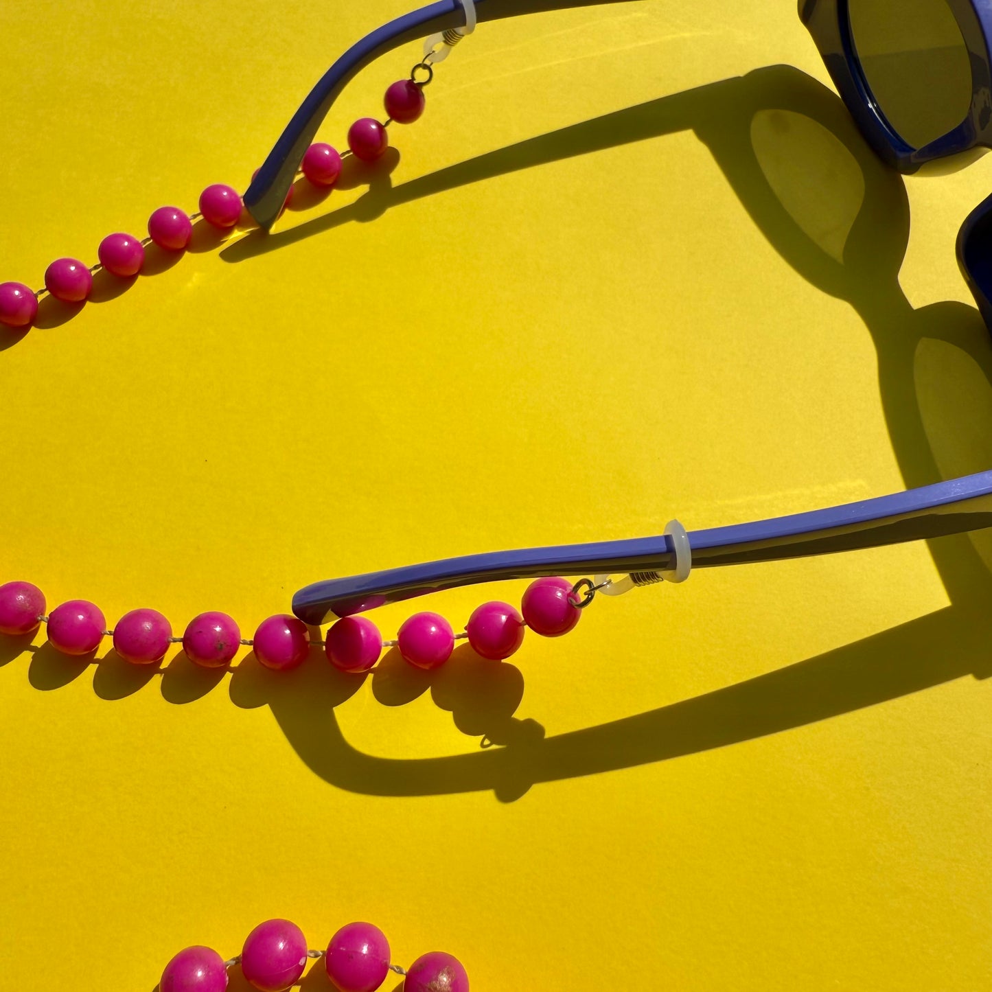 Glasses chain magenta beads