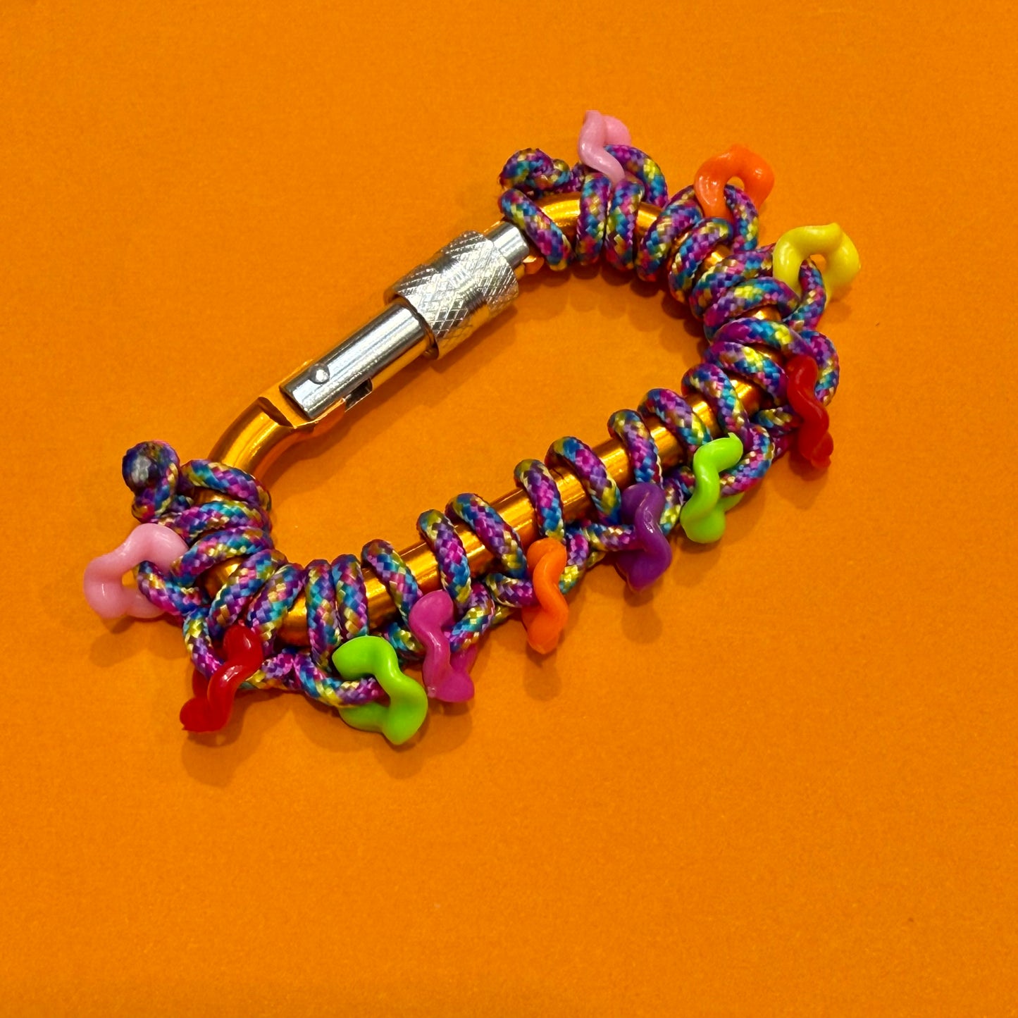 Paracord wrapped carabiner squiggle